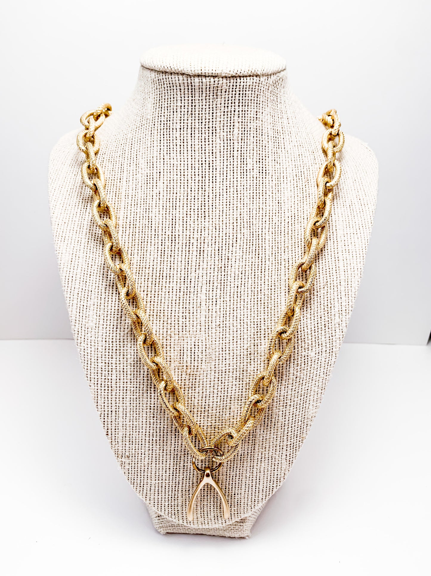 textured loop wishbone necklace